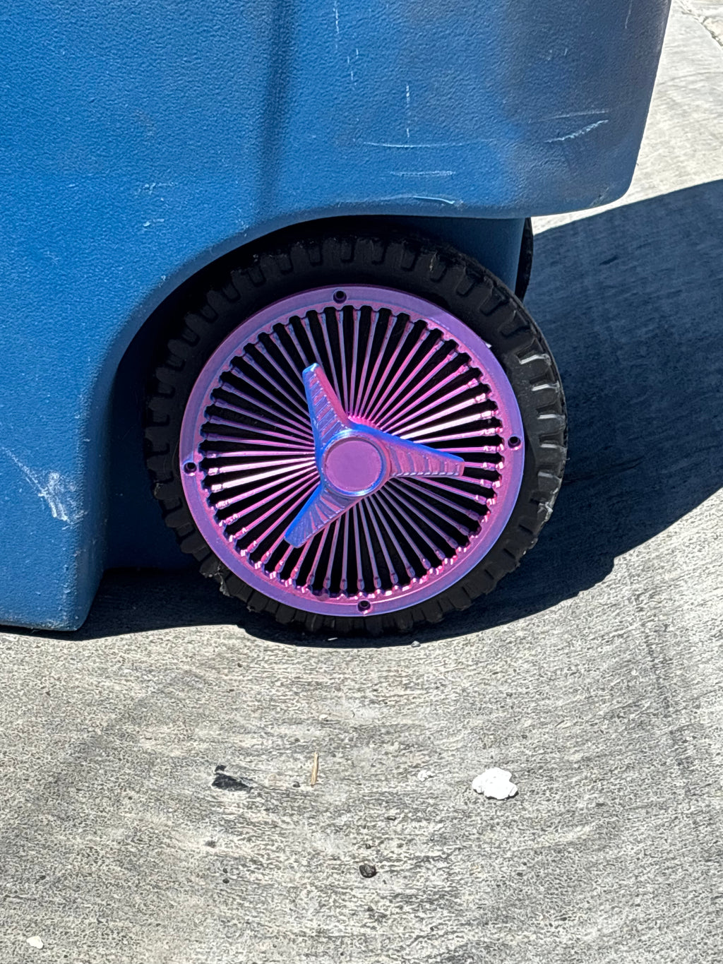 ✨New Drop✨ - Magenta Three-Bar Spinner